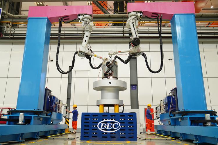 "一個廠房,兩個世界."這是記者走進(jìn)東方汽輪機(jī)焊接分廠的第一感受.